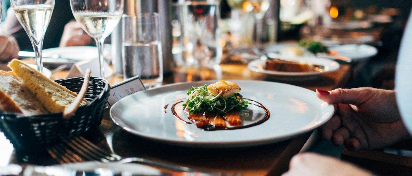 Des plats dressés qui partent en salle pendant le service