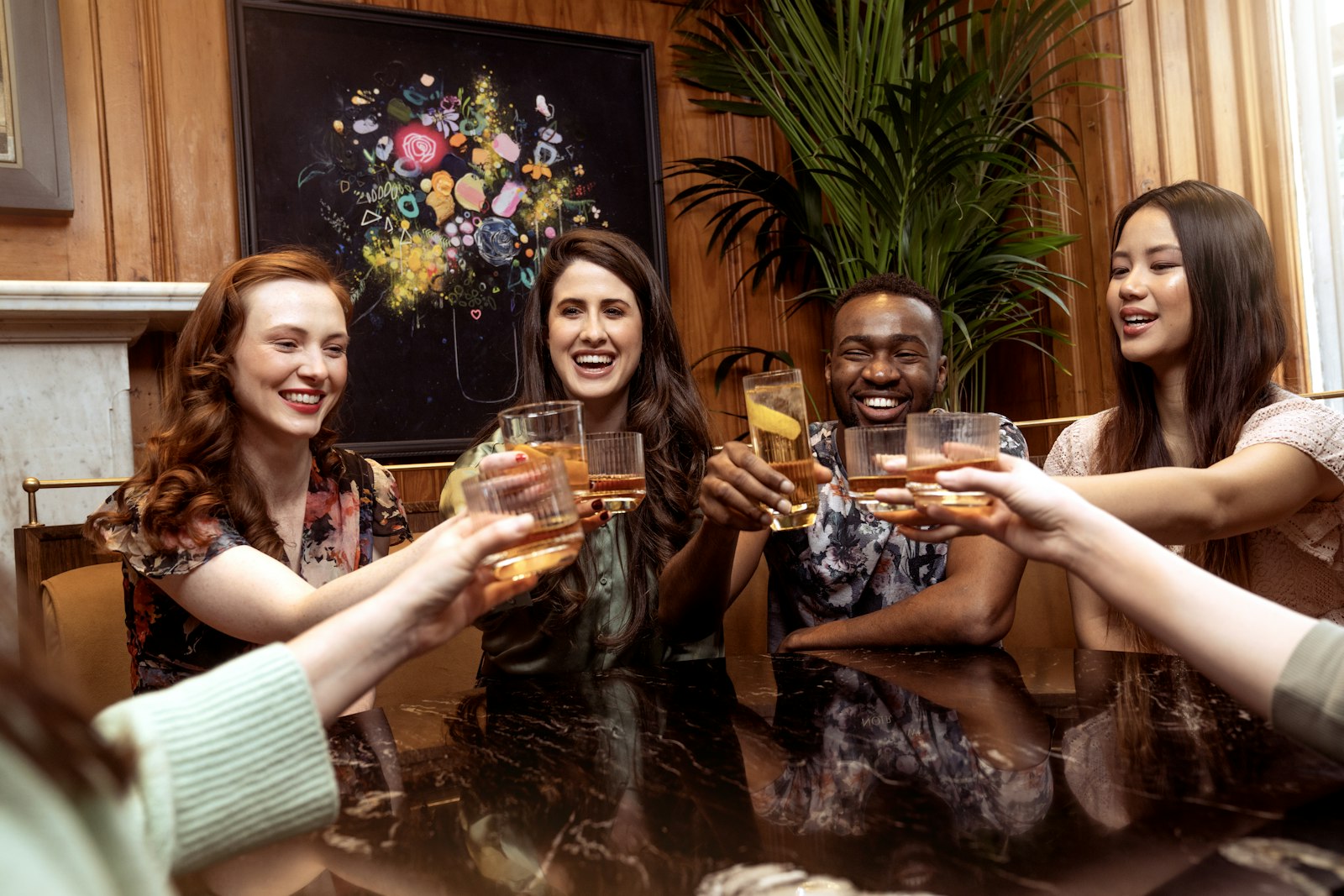 Exemple de soirée : des amis trinquent autour d'une table