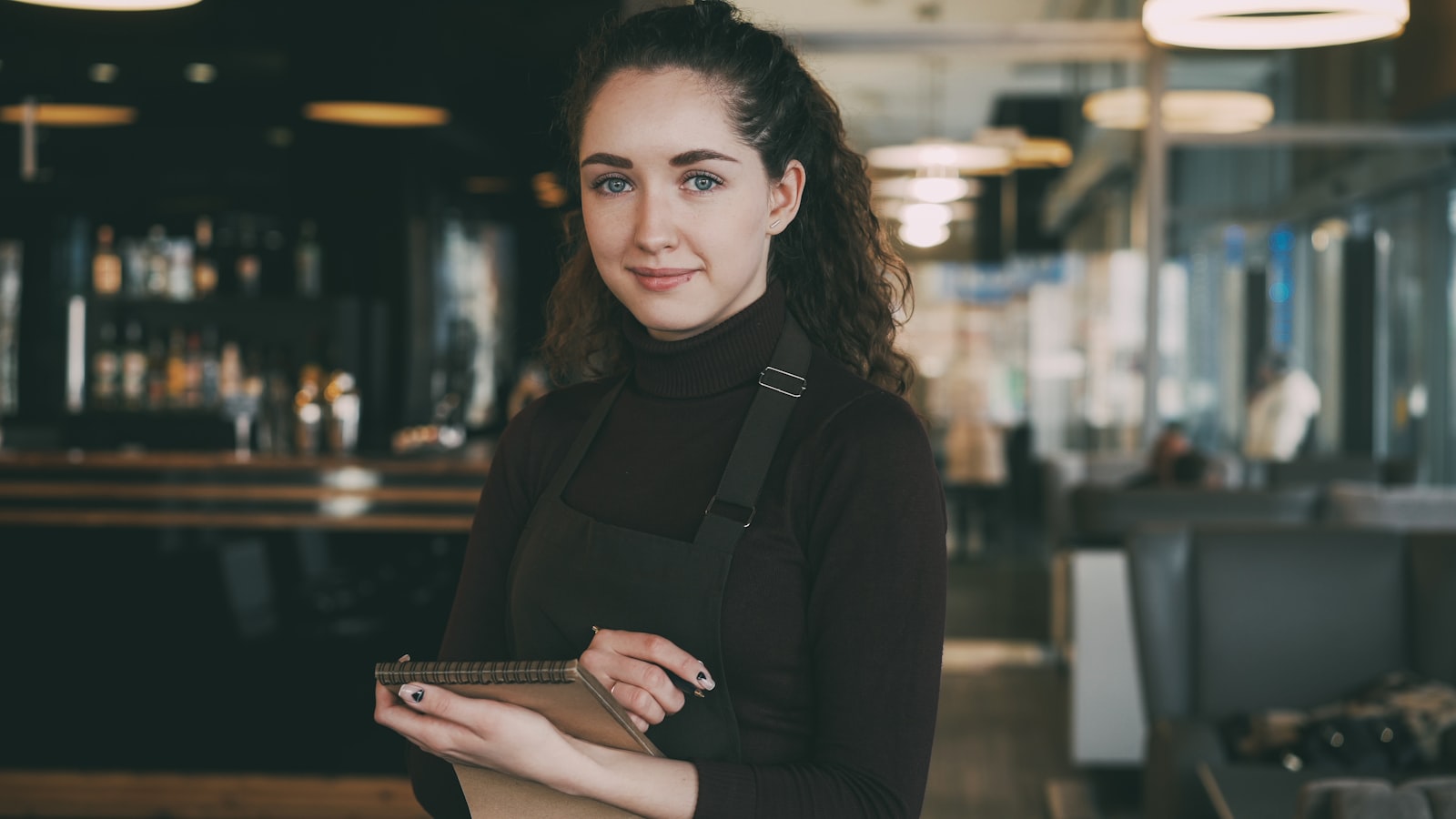 Une serveuse consulte ses réservations du soir